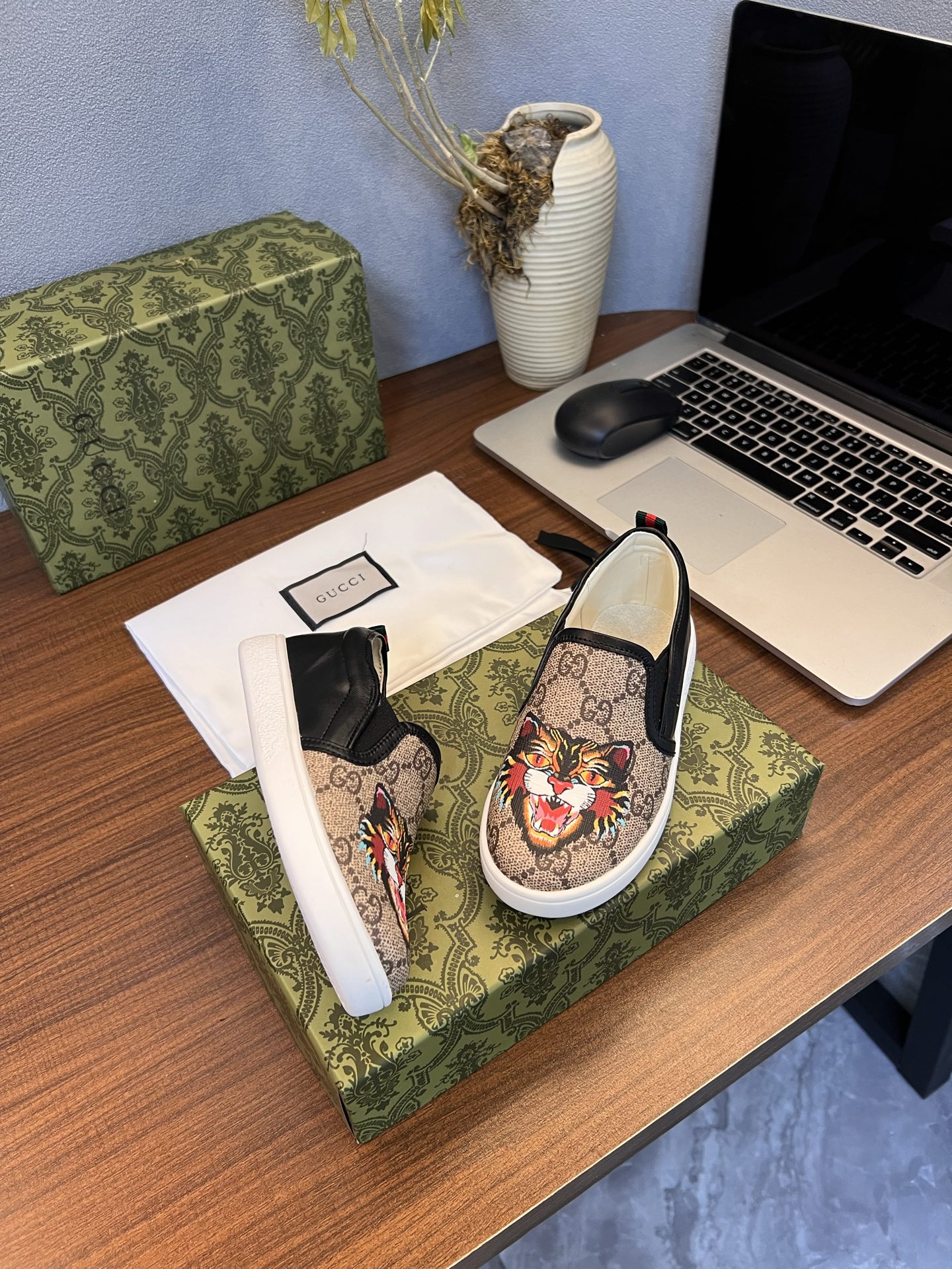 Children's shoes child